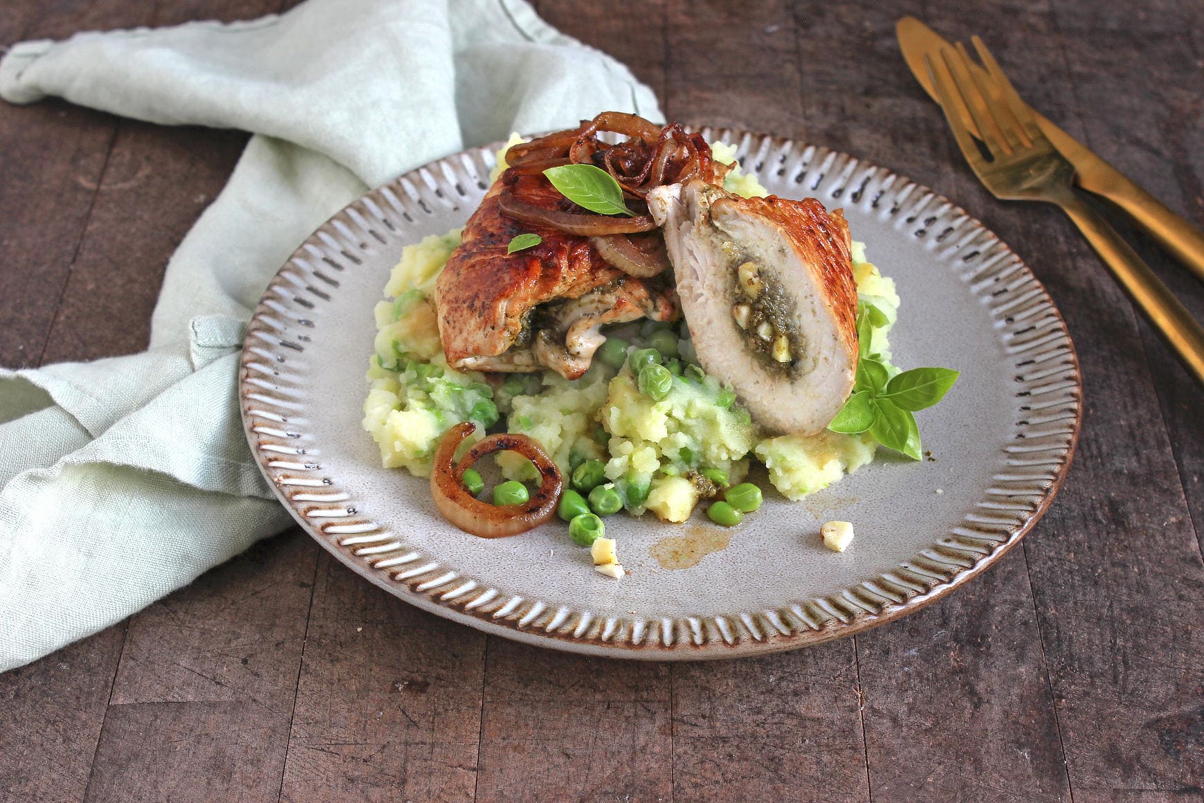 Rezept für gefüllte Kräuterschnitzel auf Kartoffel-Erbsenpüree ...